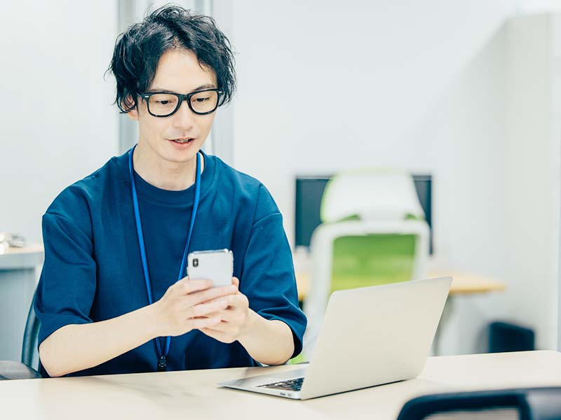 スマホそ操作する人