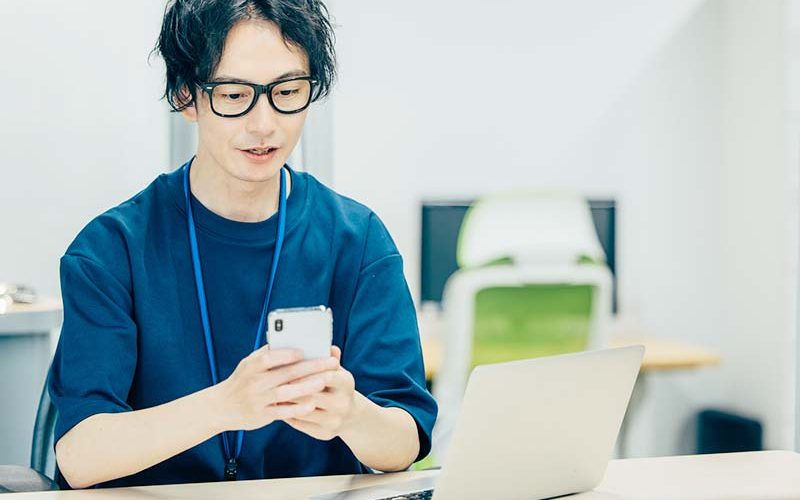 スマホそ操作する人